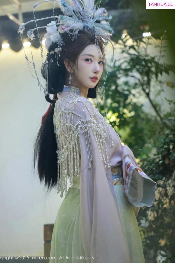   [XiuRen]高清写真图 2025.09.05 No.10736 梨霜儿 浅色古装第6张图片